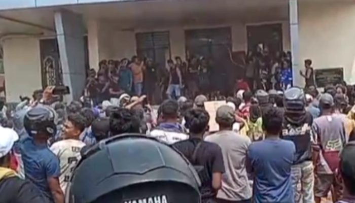 Demo Penambang Berujung Ricuh, Kantor PT Timah di Gantung Terbakar; Tuntutan Tata Niaga Timah Jadi Sorotan