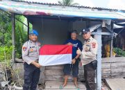 Polsek Kuindra Bagikan dan Pasang Bendera Merah Putih di Rumah Warga Kelurahan Sapat