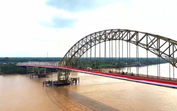 Masyarakat Desa Sungai Gantang Sukses Bentangkan Bendera 1.081 Meter di Jembatan Rumbai