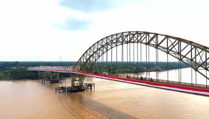 Masyarakat Desa Sungai Gantang Sukses Bentangkan Bendera 1.081 Meter di Jembatan Rumbai