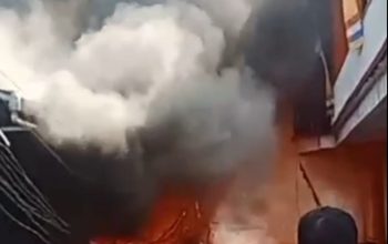 Breaking news, Kebakaran Hebat Melalap Rumah dan Kios Warga di Pasar Pulau Burung, 20 KK Terdampak