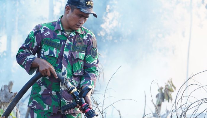 Dandim 0314/Inhil Turun Langsung Padamkan Karhutla di Desa Simpang Gaung