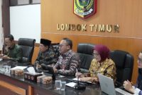 Rapat di Kantor Bupati Lombok Timur yang dipimpin Direktur Sinkronisasi Urusan Pemerintahan Daerah II Ditjen Bina Pembangunan Daerah Kemendagri, Suprayitno. (Dok. Bina Bangda/ Kemendagri)