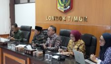 Rapat di Kantor Bupati Lombok Timur yang dipimpin Direktur Sinkronisasi Urusan Pemerintahan Daerah II Ditjen Bina Pembangunan Daerah Kemendagri, Suprayitno. (Dok. Bina Bangda/ Kemendagri)