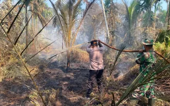 Polsek Reteh Bersama Tim Gabungan Berjibaku Jinakkan Karhutla di Dua Lokasi