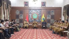 Kemendagri melalui Ditjen Bina Bangda ketika melakukan kunjungan dan verifikasi lapangan dalam rangka percepatan implementasi Program Local Service Delivery Improvement Project. (Dok. Bina Bangda/ Kemendagri)