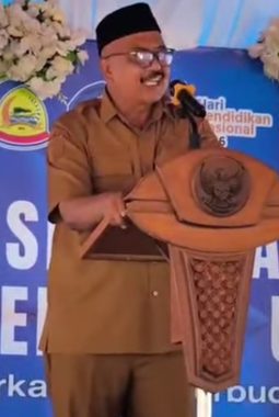 Kepala Dinas Pendidikan dan Kebudayaan Pulau Taliabu Damrudin Rahman Tutup Kegiatan Pelatihan Penggunaan Aplikasi Bidang Pendidikan