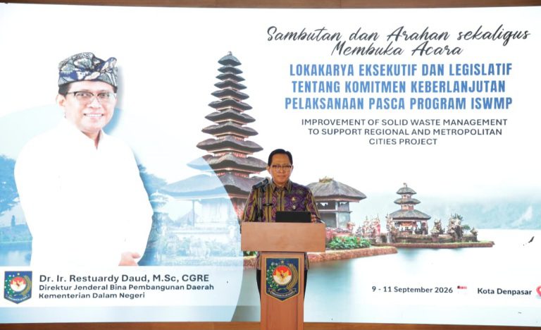 Direktur Jenderal Bina Pembangunan Daerah Kemendagri, Restuardy Daud ketika membuka Lokakarya Eksekutif dan Legislatif. (Dok. Bina Bangda/ Kemendagri)
