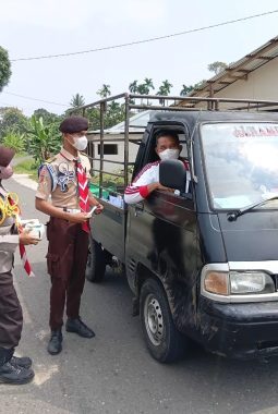 TANGGAPI KABUT ASAP, POLSEK PALEMBAYAN DAN SAKA BHAYANGKARA BAGIKAN MASKER GRATIS KEPADA WARGA