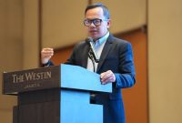 Wakil Menteri Dalam Negeri Bima Arya Sugiarto ketika membuka Forum Dialog Kebijakan Tingkat Tinggi: Akselerasi Transisi Energi Berkeadilan dan Inklusif. (Dok. Bina Bangda/ Kemendagri)
