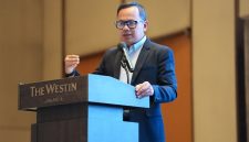 Wakil Menteri Dalam Negeri Bima Arya Sugiarto ketika membuka Forum Dialog Kebijakan Tingkat Tinggi: Akselerasi Transisi Energi Berkeadilan dan Inklusif. (Dok. Bina Bangda/ Kemendagri)