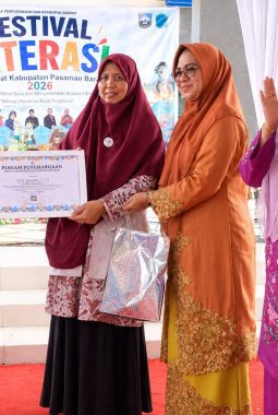 Fera Susanti, S.Pd Terima Piagam Penghargaan Insan Literasi