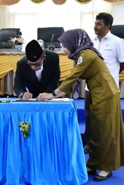 Hadiri Penandatangan Nota Kesepakatan KUA PPAS, Bupati Tapteng : APBD 2027 Harus Jadi Solusi Nyata dan Pulihkan Daerah Pascabencana