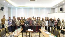 Foto bersama usai Rapat Asistensi dan Supervisi Perubahan Perilaku Pengelolaan Sampah di Satuan Pendidikan. (Dok. Bina Bangda/ Kemendagri)