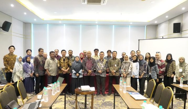 Foto bersama usai Rapat Asistensi dan Supervisi Perubahan Perilaku Pengelolaan Sampah di Satuan Pendidikan. (Dok. Bina Bangda/ Kemendagri)