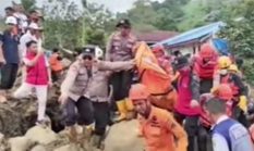 Banjir Bandang Solok Telan Dua Korban Jiwa, Bupati Pastikan Penanganan Dilakukan Bersama  Korban terakhir ditemukan meninggal dunia setelah tertimbun lumpur dan material, operasi pencarian resmi dihentikan  SOLOK, SUMATERA BARAT — Banjir bandang atau galodo yang menerjang kawasan Kabupaten Solok, Sumatera Barat, meninggalkan duka mendalam bagi masyarakat. Hingga Jumat (25/9/2026), tim SAR gabungan telah menemukan seluruh korban yang sebelumnya dilaporkan hilang.  Total korban meninggal dunia dalam peristiwa tersebut menjadi dua orang.  Korban terakhir diketahui bernama Agusral (59). Ia ditemukan dalam kondisi meninggal dunia setelah tertimbun lumpur dan material di kawasan yang tidak jauh dari kompleks perkantoran Bupati Solok.  Tim SAR bersama masyarakat menemukan korban sekitar pukul 12.00 WIB pada Jumat. Dengan ditemukannya Agusral, pencarian terhadap korban yang sebelumnya masih dinyatakan hilang secara resmi dinyatakan selesai.  Direktur Kesiapsiagaan Basarnas, Noer Isrodin, menyampaikan bahwa tidak ada lagi korban yang tercatat dalam pencarian setelah korban terakhir ditemukan. Meski operasi pencarian dihentikan, personel SAR tetap disiagakan di lokasi untuk mengantisipasi kemungkinan adanya laporan baru maupun potensi bencana susulan.  Bupati: Penanganan Dilakukan Bersama  Sebelumnya, Bupati Solok Jon Firman Pandu menegaskan bahwa pemerintah daerah tidak bekerja sendiri dalam menghadapi dampak bencana.  Dalam keterangannya di Posko Darurat Bencana pada 23 September 2026, Bupati menyampaikan bahwa pemerintah daerah bersama seluruh unsur dan masyarakat terus bergerak menangani dampak banjir bandang.  Menurut Bupati, dukungan penanganan datang dari berbagai unsur, antara lain aparat keamanan, kejaksaan, balai terkait, anggota DPR RI, serta berbagai instansi lainnya.  “Sejauh ini tidak terdapat kendala berarti, karena seluruh pihak bekerja secara bersama-sama,” ujar Jon Firman Pandu, sebagaimana diberitakan kanal resmi Pemerintah Kabupaten Solok.  Pernyataan tersebut disampaikan ketika Bupati menerima kunjungan Pangdam XX/Tuanku Imam Bonjol, Danrem O32/Wirabraja, dan Kajati Sumatera Barat di Posko Darurat Bencana Kabupaten Solok.  Dalam kesempatan itu, Bupati bersama rombongan juga meninjau sejumlah titik yang terdampak, termasuk kawasan sekitar perkantoran pemerintah dan permukiman warga.  Dua Korban Sebelumnya Dilaporkan Hilang  Pada tahap awal penanganan, terdapat dua orang yang dilaporkan hilang akibat bencana tersebut.  Satu korban sebelumnya telah ditemukan dalam kondisi meninggal dunia dan dimakamkan pada 23 September. Sementara korban lainnya, Agusral, masih dalam pencarian hingga akhirnya ditemukan pada Jumat.  Tim SAR gabungan sebelumnya melakukan penyisiran di sejumlah titik dengan mengikuti jalur aliran material banjir dan kawasan yang diperkirakan menjadi lokasi korban terbawa arus.  Penemuan korban terakhir sekaligus menjadi penutup operasi pencarian. Namun, keberadaan personel SAR di lokasi tetap diperlukan untuk mengantisipasi kemungkinan munculnya laporan baru maupun kondisi darurat lainnya.  Infrastruktur dan Fasilitas Publik Ikut Terdampak  Selain menimbulkan korban jiwa, banjir bandang juga berdampak terhadap sejumlah infrastruktur dan fasilitas publik di Kabupaten Solok.  Pada Jumat (25/9/2026), Wakil Presiden Gibran Rakabuming meninjau langsung sejumlah lokasi terdampak. Pemerintah pusat bersama pemerintah daerah kemudian mendorong percepatan pemulihan akses utama dan fasilitas pelayanan publik.  Salah satu perhatian berada pada akses jalan dan jembatan yang terdampak material banjir. Pemerintah menilai pemulihan akses menjadi bagian penting agar mobilitas masyarakat, distribusi bantuan, serta pelayanan pemerintahan dapat kembali berjalan.  Kunjungan tersebut juga dilakukan untuk melihat langsung kondisi warga yang masih berada di lokasi pengungsian serta memastikan kebutuhan dasar masyarakat terdampak tetap terpenuhi.  Pemerintah Fokus pada Pemulihan  Setelah seluruh korban ditemukan, perhatian penanganan selanjutnya tidak hanya berkaitan dengan pembersihan material banjir, tetapi juga pemulihan kehidupan masyarakat dan fasilitas yang terdampak.  Menko PMK Pratikno sebelumnya juga meninjau kawasan terdampak di Arosuka bersama Kepala BNPB, Gubernur Sumatera Barat, Bupati Solok, dan unsur pemerintah daerah. Pemerintah pusat mendorong percepatan rehabilitasi dan rekonstruksi dengan pendekatan pemulihan yang lebih baik pascabencana.  Di tengah proses tersebut, dukungan dari berbagai daerah dan kelompok masyarakat juga terus berdatangan. Bantuan tersebut menjadi bagian dari upaya memenuhi kebutuhan warga sekaligus mempercepat pemulihan pascabencana.  Bupati Solok sendiri menyampaikan apresiasi kepada berbagai pihak yang telah memberikan dukungan bagi masyarakat Kabupaten Solok.  Operasi SAR Berakhir, Kewaspadaan Tetap Dijaga  Dengan ditemukannya Agusral, operasi pencarian korban dinyatakan selesai. Namun, kondisi di lapangan belum sepenuhnya kembali normal.  Personel SAR tetap bersiaga sebagai langkah antisipasi terhadap kemungkinan adanya laporan baru ataupun bencana susulan.  Peristiwa banjir bandang ini sekaligus menjadi perhatian dalam upaya penanganan dan pemulihan wilayah terdampak. Pemerintah daerah, pemerintah pusat, aparat, tim SAR, relawan, dan masyarakat masih memiliki pekerjaan lanjutan untuk membersihkan material, memulihkan akses, memastikan kebutuhan warga, serta memperbaiki fasilitas yang mengalami kerusakan.  Bagi keluarga korban, berakhirnya operasi pencarian menjadi kabar yang sekaligus membawa duka. Sementara bagi pemerintah dan masyarakat Solok, fase berikutnya adalah memastikan proses pemulihan dapat berlangsung secara terkoordinasi hingga aktivitas warga berangsur kembali normal.  MediaInvestigasi.net — Perkembangan penanganan pascabencana di Kabupaten Solok masih menjadi perhatian, khususnya terkait pemulihan infrastruktur, kondisi masyarakat terdampak, dan kesiapsiagaan menghadapi potensi bencana lanjutan.