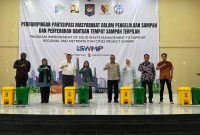Kemendagri! melalui Bina Bangda menyalurkan 150 set tong sampah kepada masyarakat di Kabupaten Bandung. (Dok. Bina Bangda/ Kemendagri)