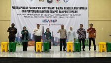 Kemendagri! melalui Bina Bangda menyalurkan 150 set tong sampah kepada masyarakat di Kabupaten Bandung. (Dok. Bina Bangda/ Kemendagri)