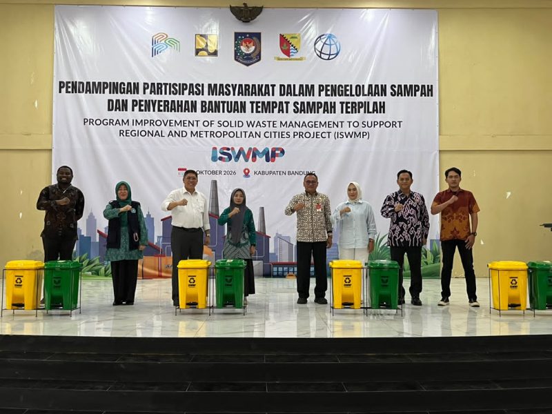 Kemendagri! melalui Bina Bangda menyalurkan 150 set tong sampah kepada masyarakat di Kabupaten Bandung. (Dok. Bina Bangda/ Kemendagri)