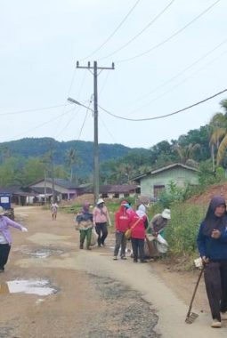 Masuki Hari ke-10 Tanggap Darurat, DLH Tapteng Intensifkan Pembersihan Sampah Pascabencana di Tukka dan Badiri