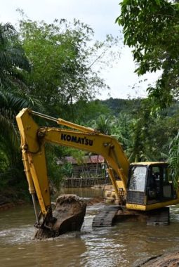 Tepati Janji, Bupati Tapteng Gerakkan 2 Ekskavator Normalisasi Sungai Pascabanjir di Desa Mela I dan Desa Mela II