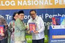 Menteri Koordinator Bidang Pemberdayaan Masyarakat, Abdul Muhaimin Iskandar (kiri) dan Direktur Jenderal Bina Pembangunan Daerah, Restuardy Daud, mewakili Menteri Dalam Negeri dalam kegiatan Dialog Nasional Pemberdayaan. (Dok. Bina Bangda/ Kemendagri)