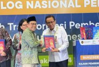 Menteri Koordinator Bidang Pemberdayaan Masyarakat, Abdul Muhaimin Iskandar (kiri) dan Direktur Jenderal Bina Pembangunan Daerah, Restuardy Daud, mewakili Menteri Dalam Negeri dalam kegiatan Dialog Nasional Pemberdayaan. (Dok. Bina Bangda/ Kemendagri)
