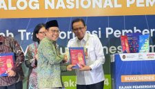 Menteri Koordinator Bidang Pemberdayaan Masyarakat, Abdul Muhaimin Iskandar (kiri) dan Direktur Jenderal Bina Pembangunan Daerah, Restuardy Daud, mewakili Menteri Dalam Negeri dalam kegiatan Dialog Nasional Pemberdayaan. (Dok. Bina Bangda/ Kemendagri)