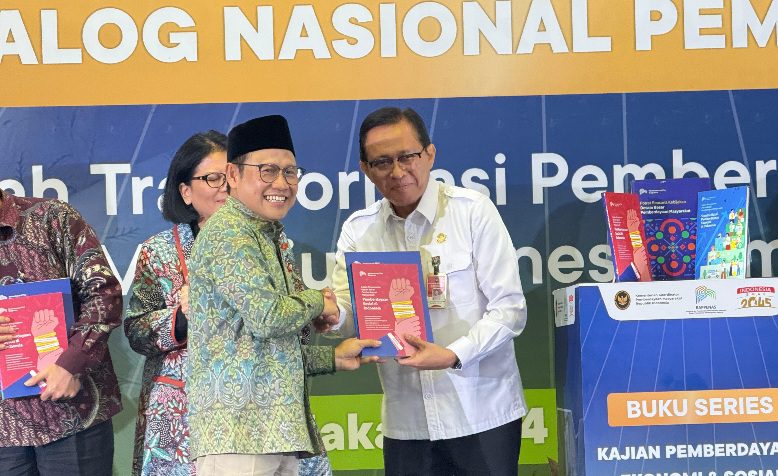 Menteri Koordinator Bidang Pemberdayaan Masyarakat, Abdul Muhaimin Iskandar (kiri) dan Direktur Jenderal Bina Pembangunan Daerah, Restuardy Daud, mewakili Menteri Dalam Negeri dalam kegiatan Dialog Nasional Pemberdayaan. (Dok. Bina Bangda/ Kemendagri)