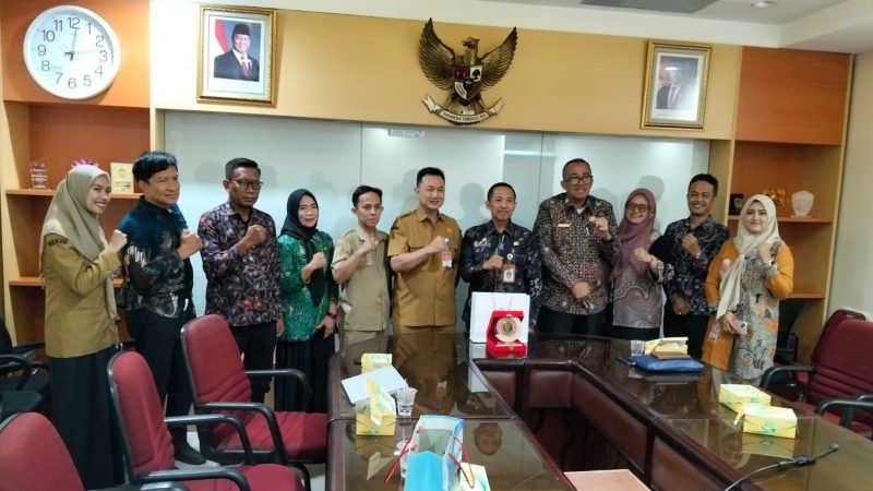 Kegiatan konsultasi Pemerintah Kabupaten Bangkalan berkaitan dengan perubahan Struktur Organisasi dan Tata Kerja (SOTK), yang diterima oleh Rendy Jaya Laksamana, mewakili Direktur Perencanaan, Evaluasi dan Informasi Pembangunan Daerah (PEIPD), Ditjen Bina Pembangunan Daerah Kemendagri, Iwan Kurniawan. (Dok. Istimewa)