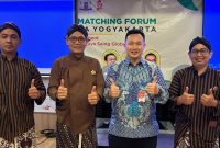 Foto bersama usai penandatanganan Perjanjian Kerja Sama (PKS) Penyelenggaraan Program Inkubasi Roda Ekonomi (IREKO) antara Pemerintah Kota Yogyakarta melalui Dinas Perindustrian, Koperasi, dan UKM dengan Kamar Dagang dan Industri (KADIN) Kota Yogyakarta. (Dok. Istimewa)
