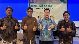 Foto bersama usai penandatanganan Perjanjian Kerja Sama (PKS) Penyelenggaraan Program Inkubasi Roda Ekonomi (IREKO) antara Pemerintah Kota Yogyakarta melalui Dinas Perindustrian, Koperasi, dan UKM dengan Kamar Dagang dan Industri (KADIN) Kota Yogyakarta. (Dok. Istimewa)