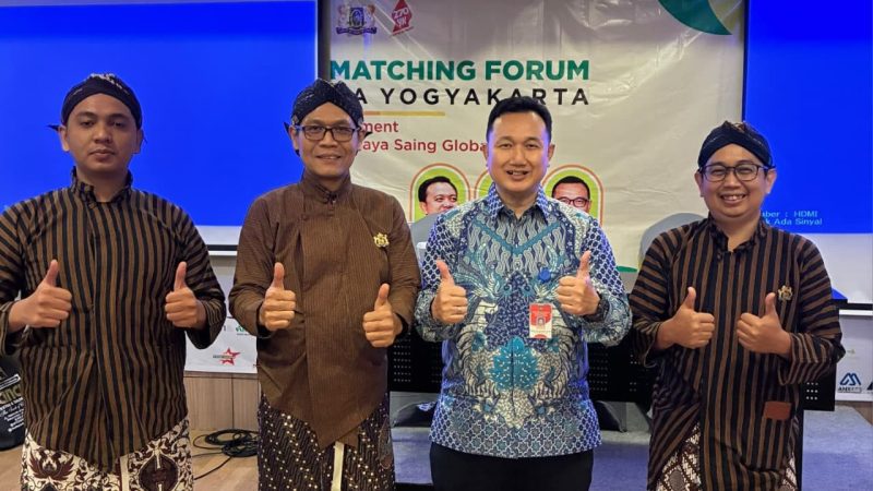 Foto bersama usai penandatanganan Perjanjian Kerja Sama (PKS) Penyelenggaraan Program Inkubasi Roda Ekonomi (IREKO) antara Pemerintah Kota Yogyakarta melalui Dinas Perindustrian, Koperasi, dan UKM dengan Kamar Dagang dan Industri (KADIN) Kota Yogyakarta. (Dok. Istimewa)