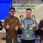 Foto bersama usai penandatanganan Perjanjian Kerja Sama (PKS) Penyelenggaraan Program Inkubasi Roda Ekonomi (IREKO) antara Pemerintah Kota Yogyakarta melalui Dinas Perindustrian, Koperasi, dan UKM dengan Kamar Dagang dan Industri (KADIN) Kota Yogyakarta. (Dok. Istimewa)