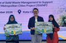 Pendampingan partisipasi masyarakat dalam pengelolaan sampah sekaligus penyerahan bantuan tempat sampah melalui Program Improvement of Solid Waste Management to Support Regional and Metropolitan Cities. (Dok. Istimewa)