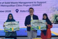Pendampingan partisipasi masyarakat dalam pengelolaan sampah sekaligus penyerahan bantuan tempat sampah melalui Program Improvement of Solid Waste Management to Support Regional and Metropolitan Cities. (Dok. Istimewa)