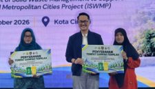 Pendampingan partisipasi masyarakat dalam pengelolaan sampah sekaligus penyerahan bantuan tempat sampah melalui Program Improvement of Solid Waste Management to Support Regional and Metropolitan Cities. (Dok. Istimewa)