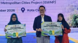 Pendampingan partisipasi masyarakat dalam pengelolaan sampah sekaligus penyerahan bantuan tempat sampah melalui Program Improvement of Solid Waste Management to Support Regional and Metropolitan Cities. (Dok. Istimewa)