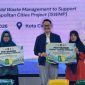 Pendampingan partisipasi masyarakat dalam pengelolaan sampah sekaligus penyerahan bantuan tempat sampah melalui Program Improvement of Solid Waste Management to Support Regional and Metropolitan Cities. (Dok. Istimewa)
